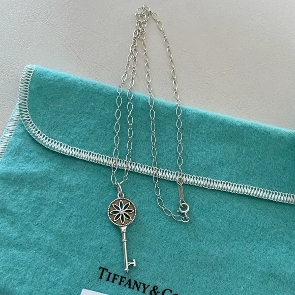 Tiffany & Co daisy key necklace - Picture 2 of 9